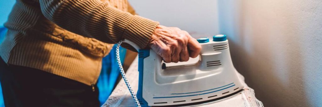 Prasowanie zasłon. Obrazek w artykule Jak prać zasłony? Poradnik bezproblemowego prania tkanin dekoracyjnych