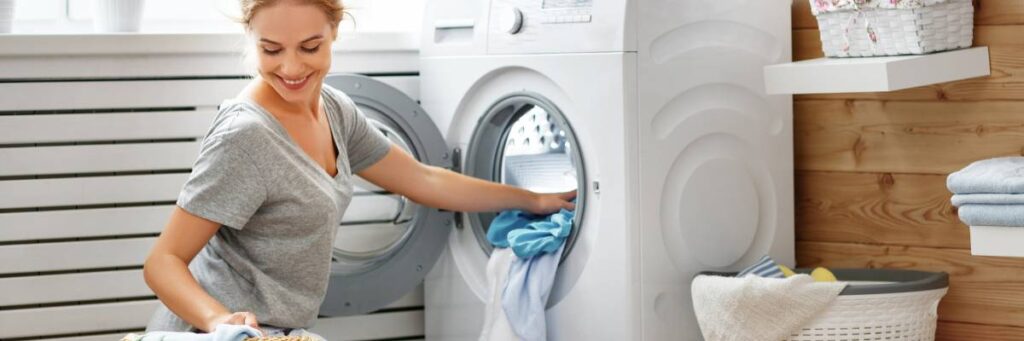Czyszczenie pralki. Obrazek w artykule Jak wyczyścić pralkę octem? Praktyczne sposoby na pachnące pranie