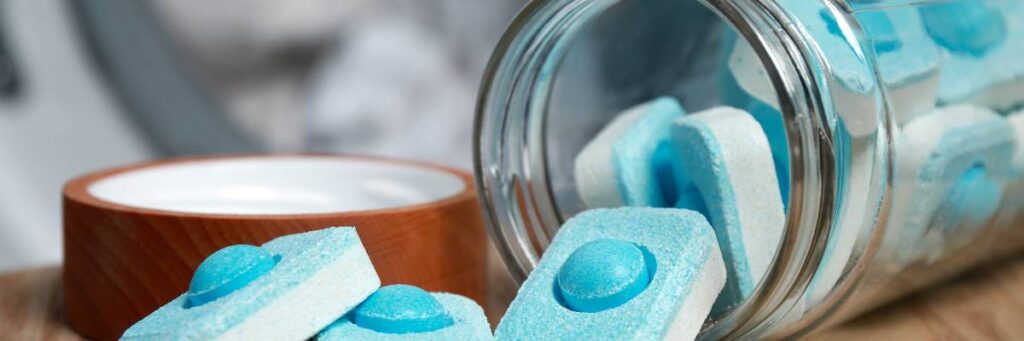 Tabletki do zmywarki. Obrazek w artykule Jak wyczyścić pralkę tabletką do zmywarki? Domowe sposoby ładnie pachnące pranie