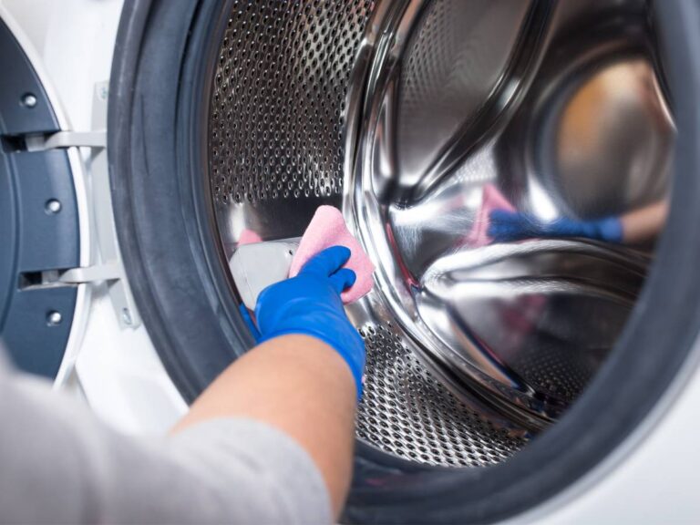 Jak wyczyścić pralkę? Domowe sposoby na usuwanie kamienia i brzydkich zapachów z pralki