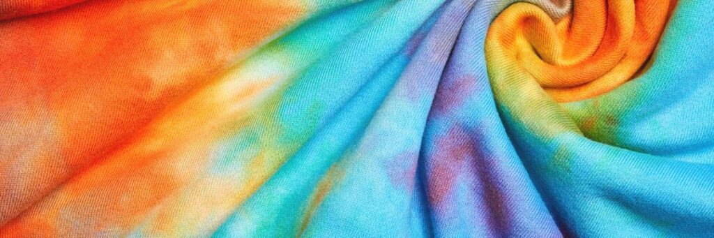 Kolorowa tkanina. obrazek w artykule Farbowanie ubrań. Jak farbować rzeczy w domu?