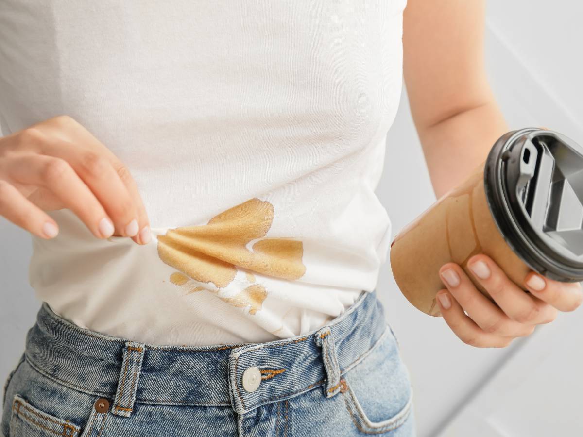 Ploama z kawy na koszuli. Obrazek w artykule Jak usunąć plamy z kawy? Praktyczne sposoby usuwania trudnych plam