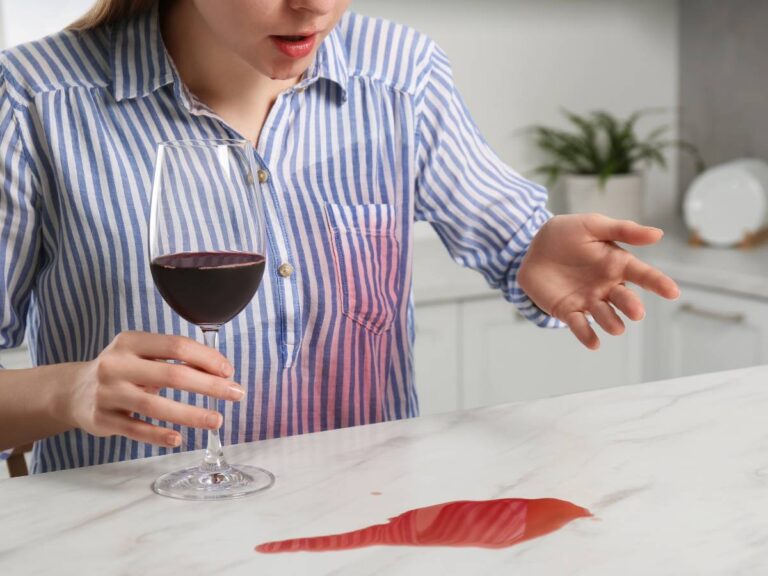 Jak usunąć plamy z czerwonego wina? Szybkie sposoby na odplamianie ubrań i obrusów