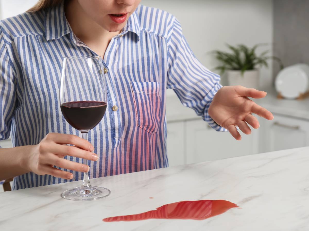 Rozlane wino na obrusie. Obrazek w artykule Jak usunąć plamy z czerwonego wina? Szybkie sposoby na odplamianie ubrań i obrusów