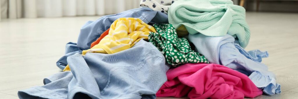 Kolory do segregowania przed praniem. Obrazek w artykule Jakie kolory można prać razem? Praktyczny przewodnik po praniu ubrań