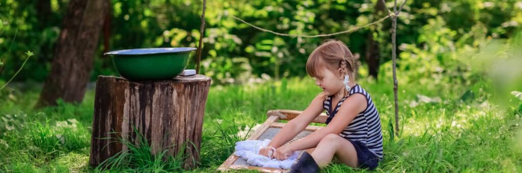 Dziewczynka pierze na tarze. Obrazek w artykule Tarka do prania. Ekologiczny sposób na pranie ręczne odzieży